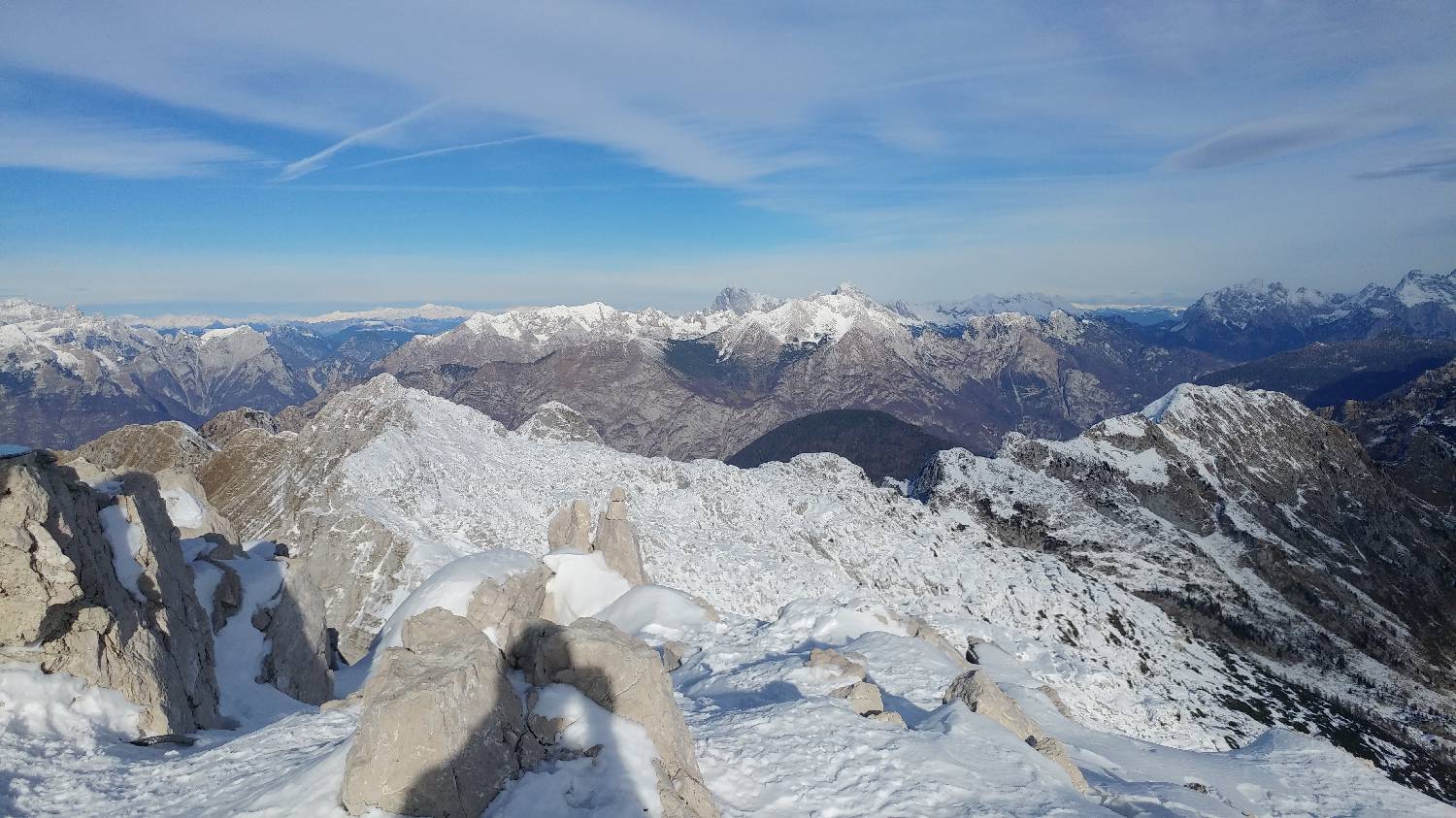 Zasnežena panorama Julijskih Alp z območja Krna